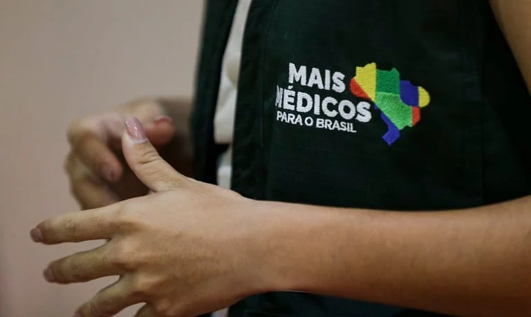O programa Mais Médicos foi criado em 2013 com o objetivo de atender a população brasileira nos serviços de atenção básica do Sistema Único
