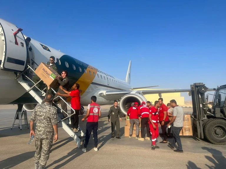 Avião da Presidência desembarca kits humanitários no Egito 1 No local, foram desembarcados 40 purificadores de água portáteis e dois kits de medicamentos e insumos enviados pelo Governo Federal