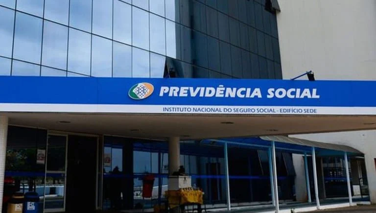 Presidente assina decreto que suspende a centralização da concessão de aposentadorias e pensões de servidores federais no INSS 1 A norma altera o Decreto nº 10.620, de 2021, e pode ser prorrogada através de ato do Ministro de Estado da Gestão e da Inovação em Serviços
