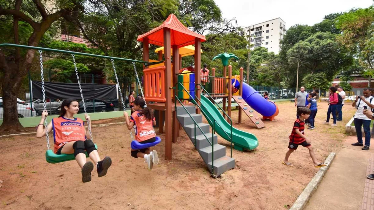 Prefeitura revitaliza playground da Praça de Esportes 1 A Prefeitura, por meio da Secretaria Municipal de Cultura, Esporte, Lazer e Turismo (SMCELT), revitalizou o playground da Praça de Esportes