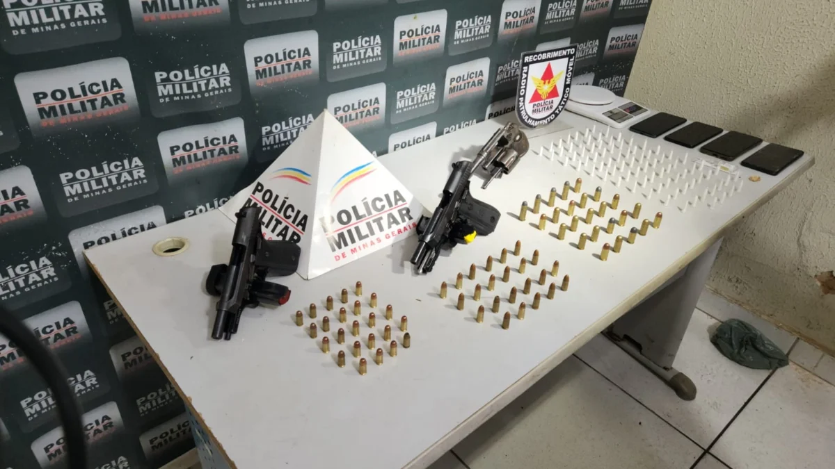 Armas e drogas apreendidas pelos policiais militares durante a operação no Conquista – Foto