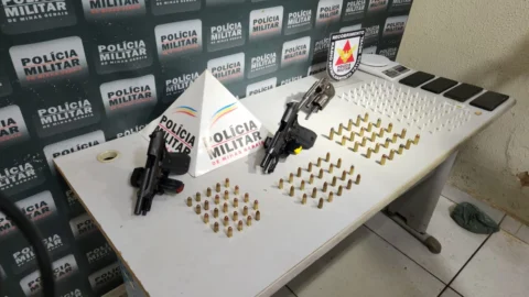 PM apreende “submetralhadora”, munições, touca ninja, drogas e dinheiro durante operação