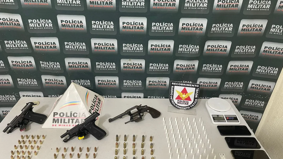 PM prende três homens e uma mulher com 3 armas de fogo, drogas, munições, celulares e dinheiro 1 O material apreendido pela Polícia Militar, que foi levado à Delegacia de Polícia Civil - Foto
