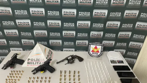 PM prende três homens e uma mulher com 3 armas de fogo, drogas, munições, celulares e dinheiro