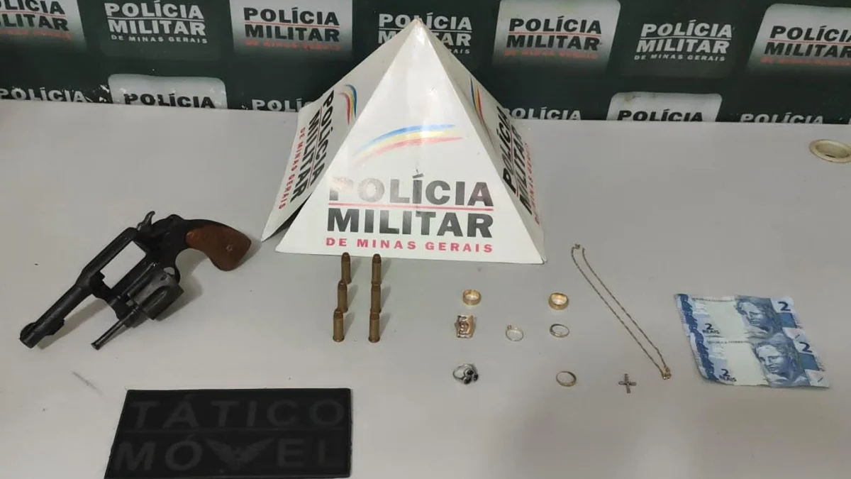 O material apreendido pela polícia e levado à Delegacia de Polícia Civil