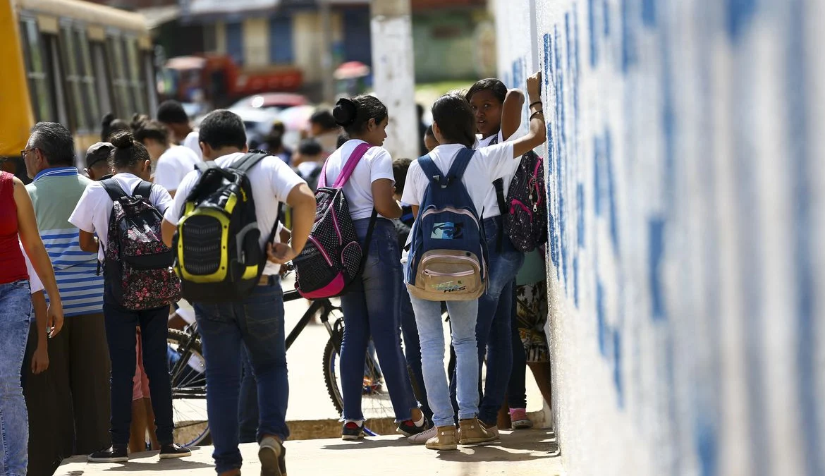 Enquanto arranhamos a tampa do caixão, eles jogam terra 1 Crianças chegando à escola