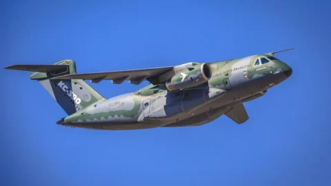 Avião pousa no Rio trazendo 67 brasileiros de Israel