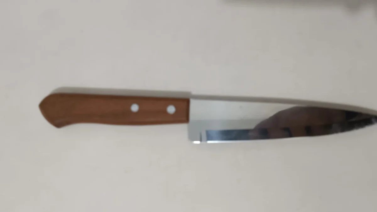 Homem ameaça matar policiais militares com uma faca, mas acaba imobilizado e preso 1 A faca usada pelo homem para a ameaçar as pessoas e os policiais militares foi apreendida
