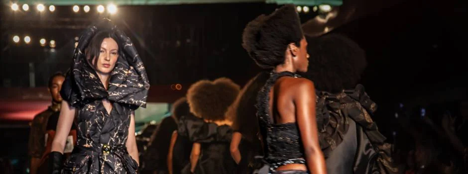 Desfile antecipa Semana de Moda e revela olhar de criadores mineiros para as tendências 2024 1 O evento abriu a Semana de Moda de Belo Horizonte, que começa com salão de negócios no Minascentro nesta terça-feira (24/10)
