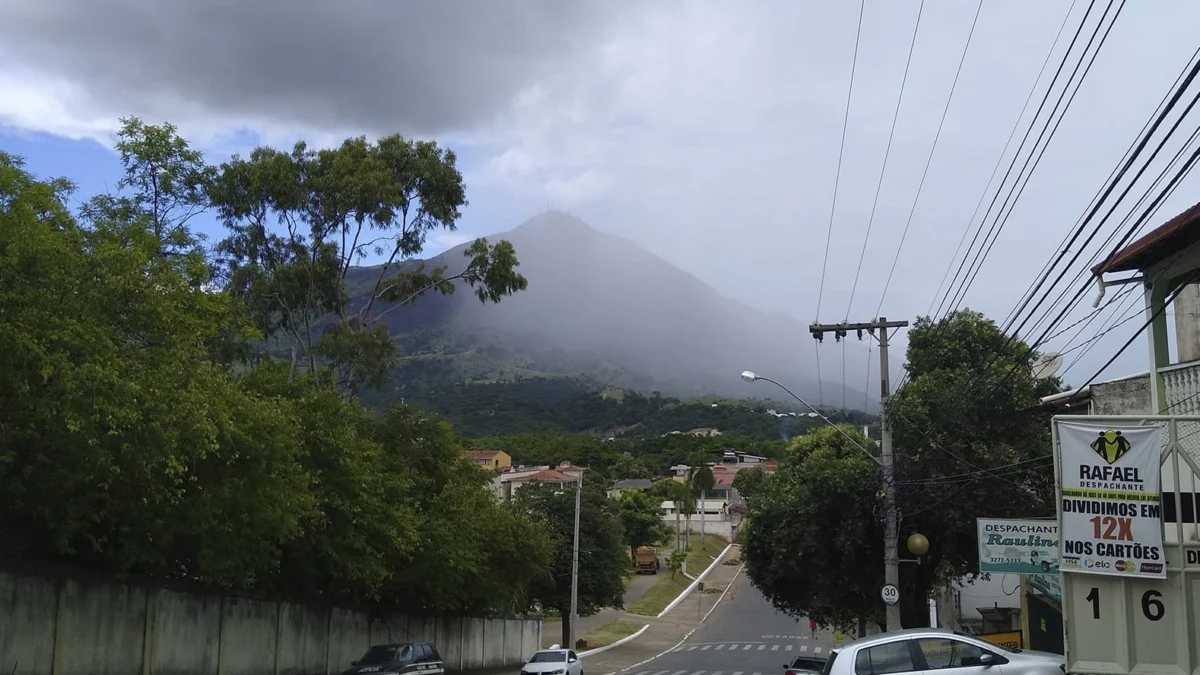 O pico da Ibituruna encoberto será uma cena comum em Governador Valadares