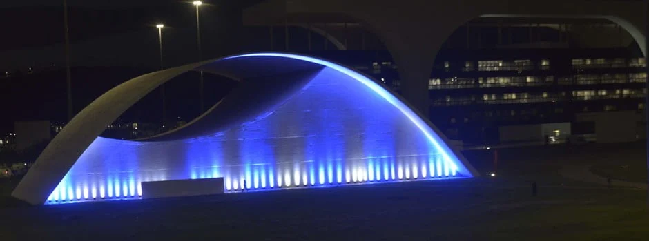 O auditório JK, na Cidade Administrativa, permanece com a iluminação até o próximo sábado (14/10)