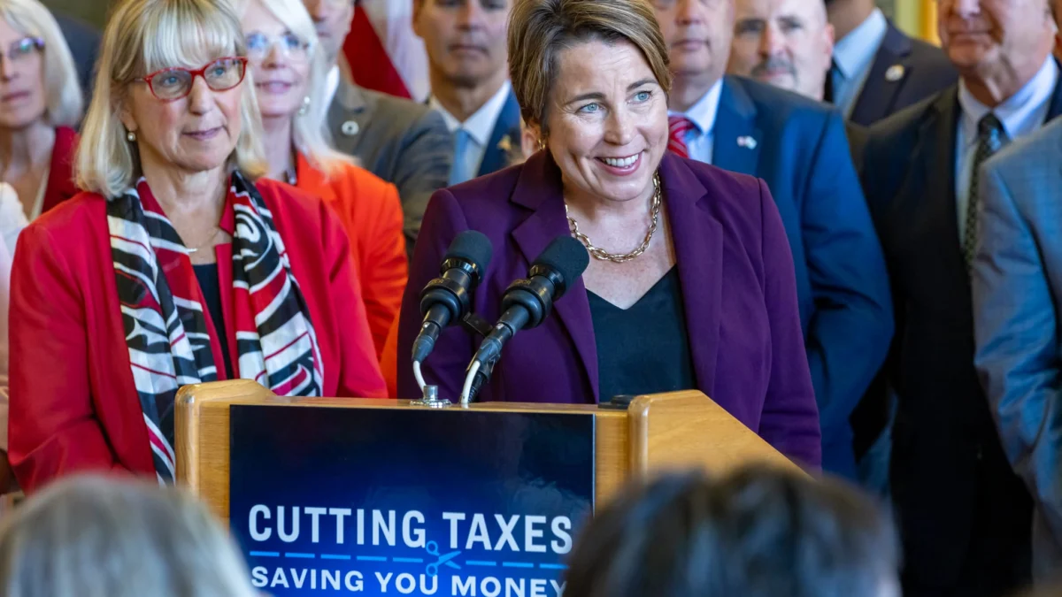 Governadora de Massachusetts anuncia clínica para agilizar permissão de vistos de trabalho para migrantes 1 A governadora Maura Healey, de azul, em foto reproduzida de seu perfil no Facebook