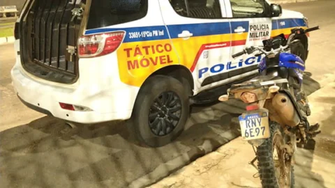 Homens furtam moto de prefeitura para ir ao Strip Tease e acabam no Police Dance