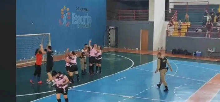 Time de Futsal Feminino da 8a RPM, se classifica para a Fase Ouro do torneio Malhas de Ouro 1 As militares de Governador Valadares comemorando a classificação para o Malhas de Ouro - Reprodução Vídeo PMMG