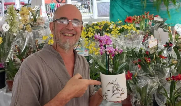 O mestre ceramista Sebastião Pimenta desenvolve a cerâmica artesanal de alta temperatura, com produção de peças utilitárias e decorativas