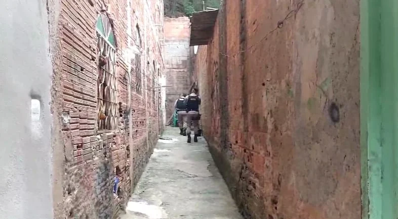 Policiais militares entrando em território do crime organizado, na operação Espelho Meu, que desarticulou as ações criminosas