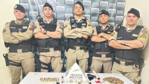 Polícia Militar apura denúncia de agressão contra mulher e encontra armas e drogas na casa onde teriam acontecido a agressão