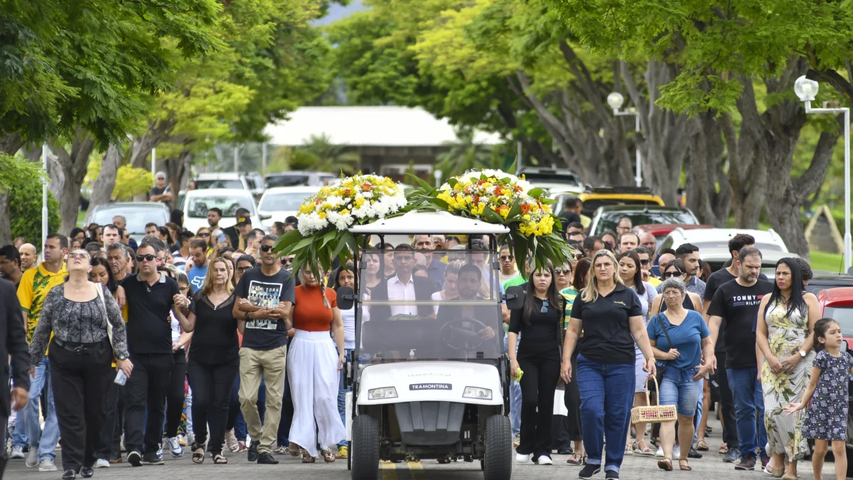 Karol Eller, influenciadora digital e apoiadora de Bolsonaro, é sepultada em Governador Valadares 1 Um grande número de pessoas foi ao Memorial Park dar o último adeus à Karol Eller