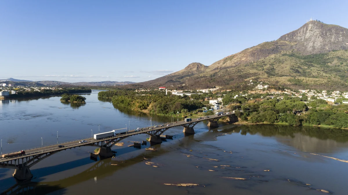 Governador Valadares_MG, 26 de agosto de 2020 Fundacao RENOVA Na imagem, carros sobre uma ponte acima do Rio Doce em Governador Valadares