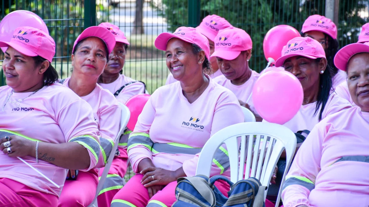 Na manhã de hoje (4), as mulheres que atuam na limpeza urbana na equipe rosa da empresa Rio Novo tiveram a oportunidade de se reunir