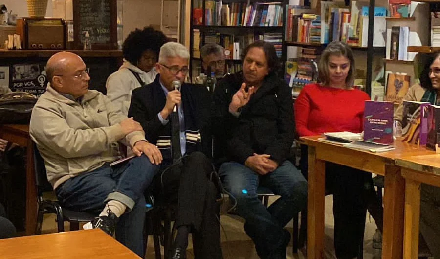 Escritor Valadarense toma posse na Academia de Letras de Teófilo Otoni 1 Walter Andrade, ao microfone, falando durante evento literário