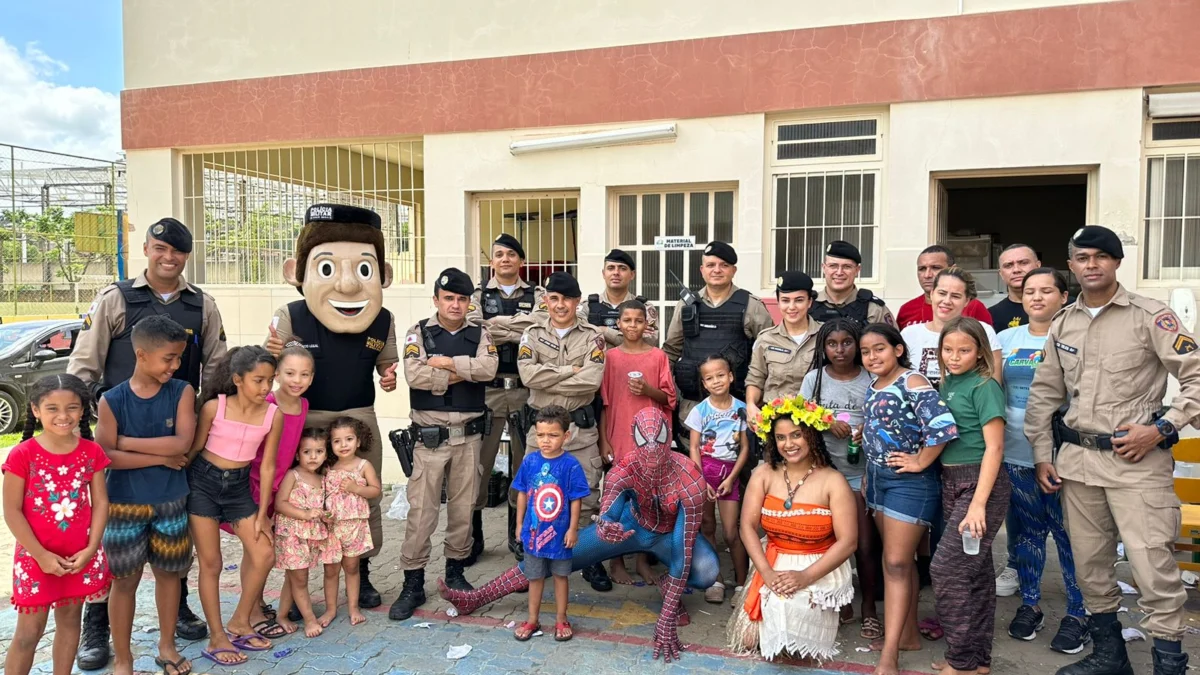 Polícia Militar se integra à comunidade para ação voltada à paz e à boa convivência 1 Policiais militares, professoras e alunos em pose especial, celebrando a parceria entre Polícia Militar e comunidade - Foto