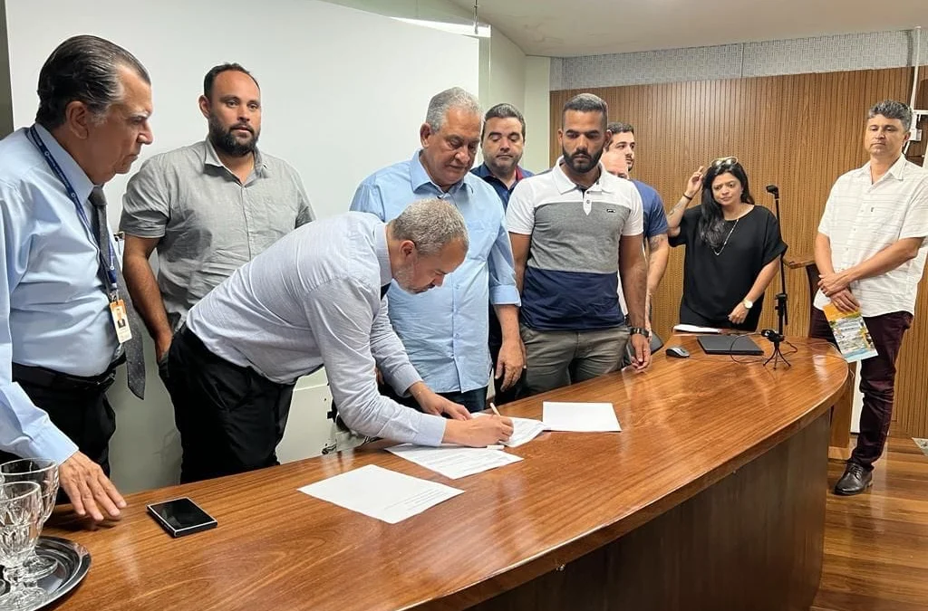 Assinatura do contrato entre a Prefeitura de Barra de São Francisco e a BSBS, mantenedora do Vita Plan, o Plano de Saúde do Hospital Bom