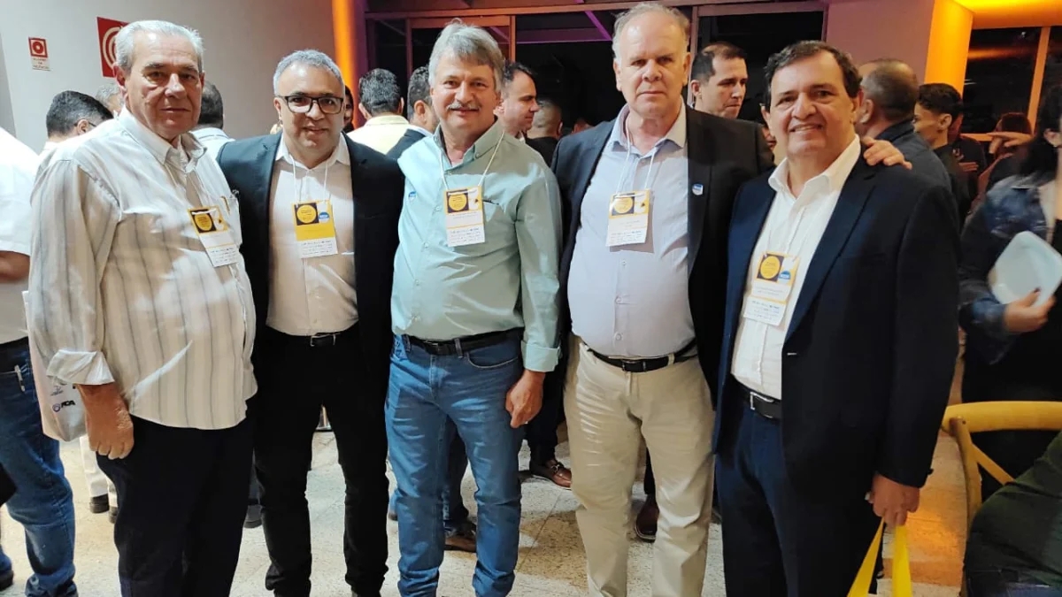O presidente da Cooperativa, João Marques (com a bolsa), e diretores da Cooperativa, durante a Assembleia do Silemg em Belo Horizonte: