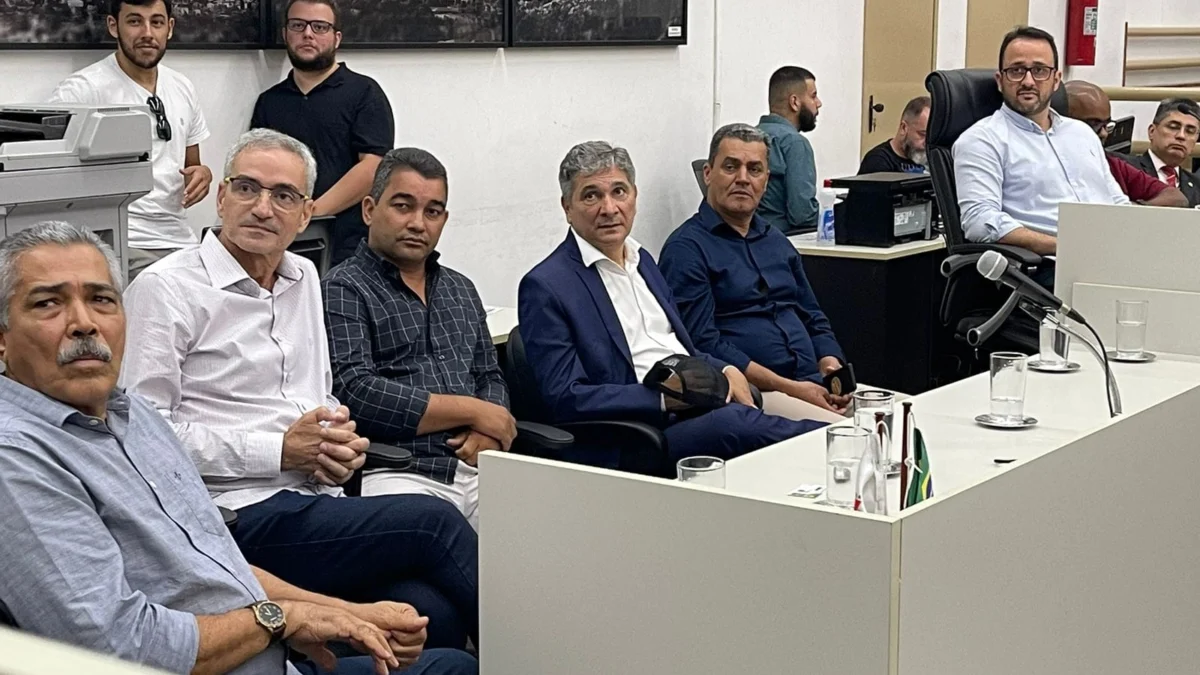 O Vereador Alê Ferraz, na mesa da Câmara, junto com lideranças políticas de Valadares e região