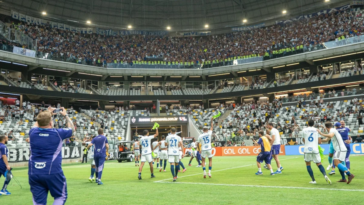 Histórico! Com atuação gigantesca, Cruzeiro é o primeiro vencedor nos clássicos contra o Atlético-MG na Arena MRV 1 O Cruzeiro entrou em campo na tarde deste domingo, 22 de outubro de 2023, e fez história
