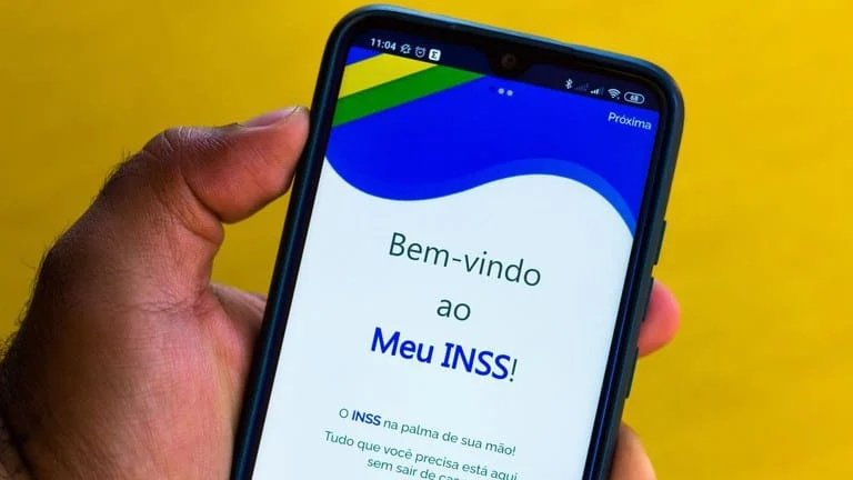 Os aposentados, pensionistas e beneficiários de auxílios de longa duração do Instituto Nacional do Seguro Social (INSS) desde janeiro deste