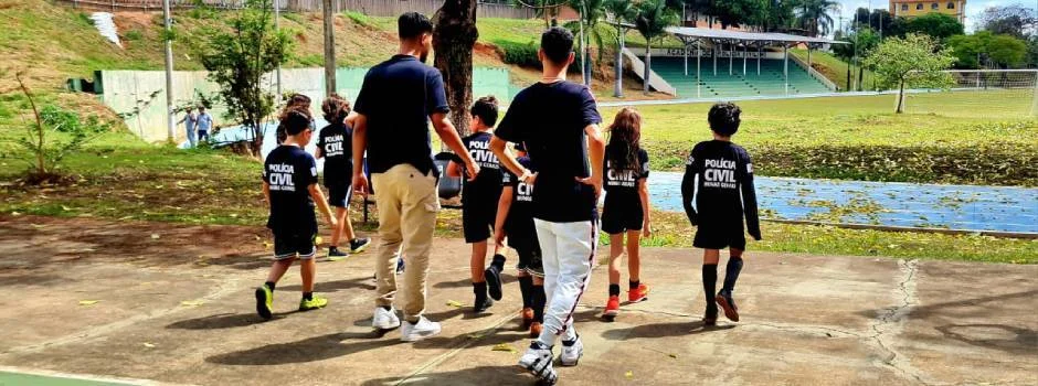 Polícia Civil de Minas lança campanha de prevenção e apoio às crianças e adolescentes vítimas de violência 1 “A orientação é sempre o melhor caminho”. Esse é o lema da Polícia Civil de Minas Gerais (PCMG) para as ações promovidas no mês em que se