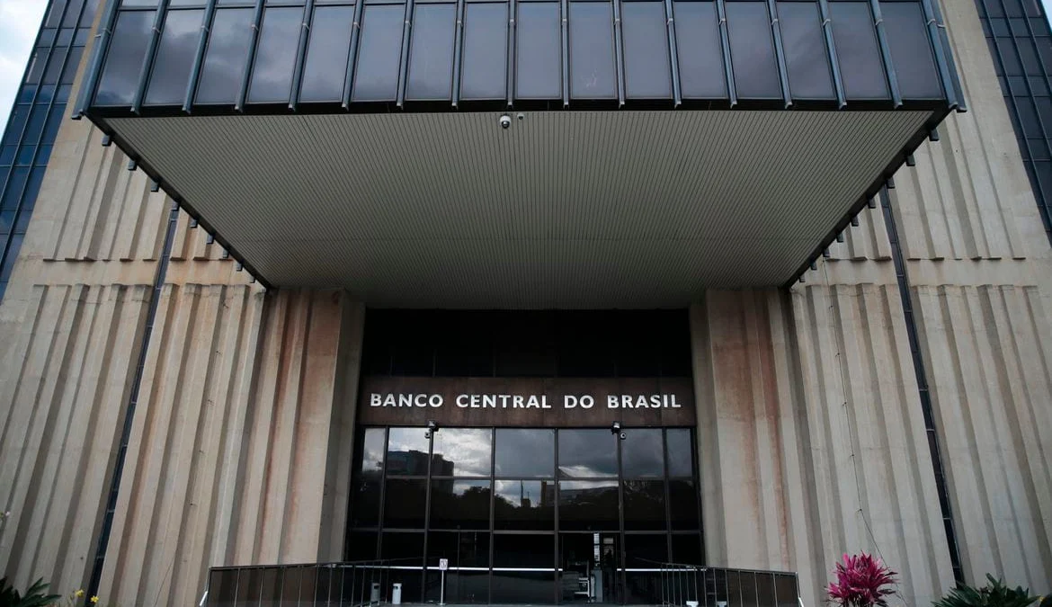 Copom deve reduzir taxa básica de juros em 0,5 ponto percentual 1 Edifício-sede do Banco Central no Setor Bancário Norte, em lote doado pela Prefeitura de Brasília, em outubro de 1967