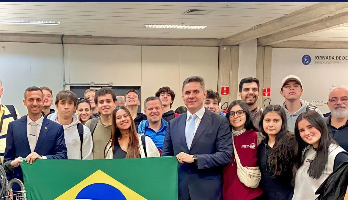 Passa de 700 o número de brasileiros repatriados de Israel 1 Parentes estavam à espera de mais um voo da Força Aérea Brasileira (FAB) com brasileiros repatriados de Israel