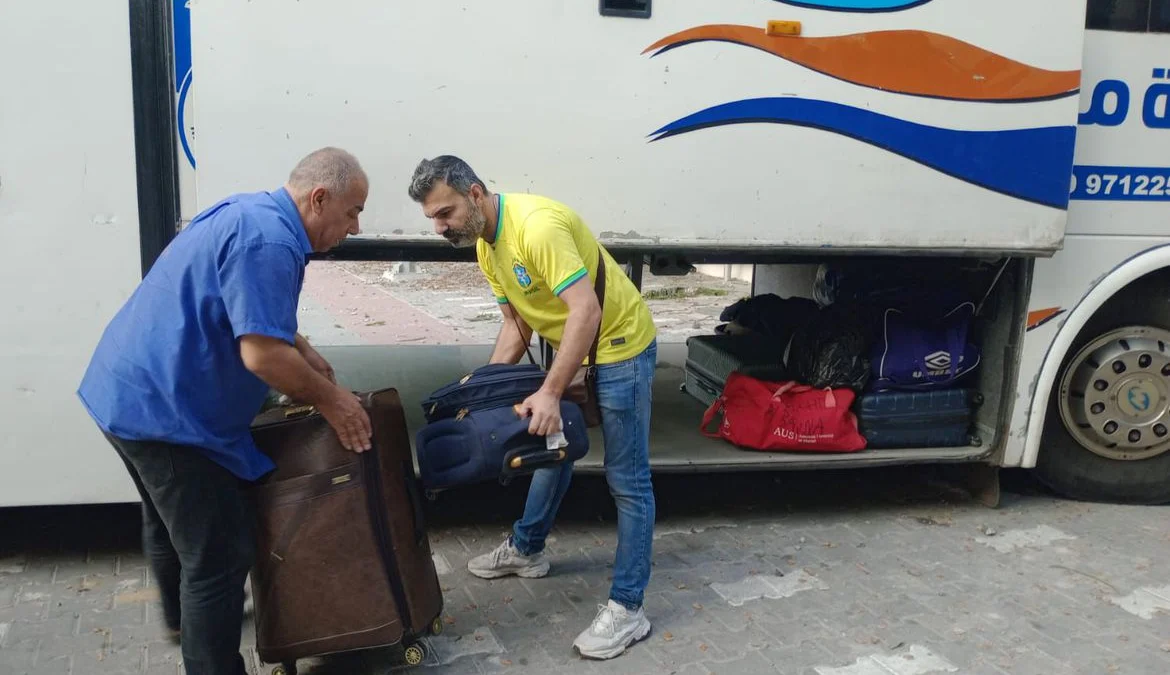 Brasileiros chegam ao sul de Gaza e aguardam travessia para Egito 1 Dezesseis brasileiros chegaram neste sábado (14) à cidade de Khan Younes, no sul da Faixa de Gaza