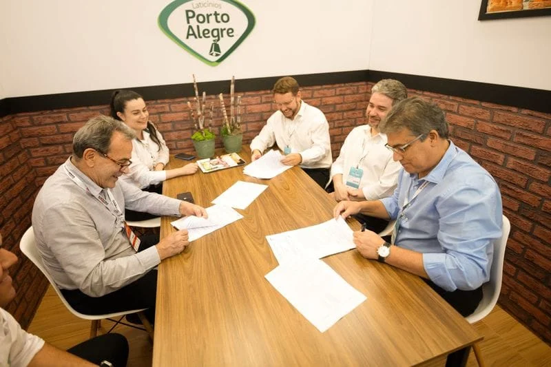 A Cemig e o Laticínios Porto Alegre celebraram contratos que ampliam a parceria das duas empresas no setor elétrico