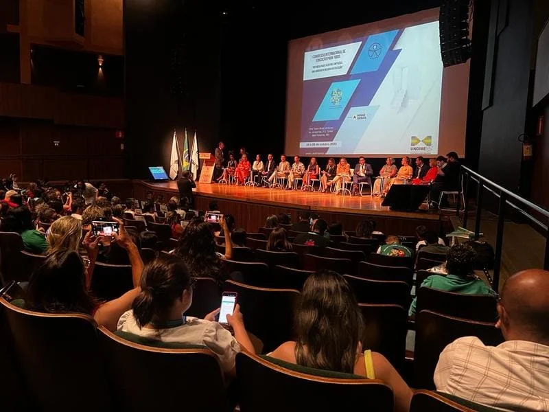 Educadores, pesquisadores, gestores educacionais, especialistas em inclusão, pais e defensores dos direitos das pessoas autistas e