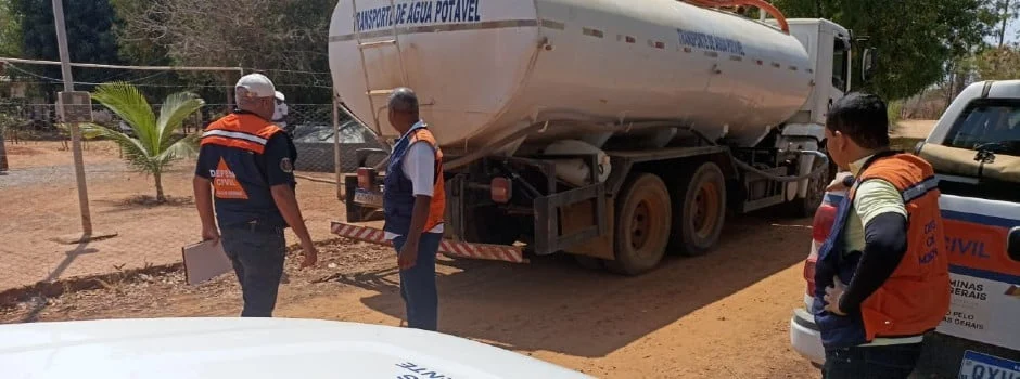 Governo de Minas distribui mais de 136 mil metros cúbicos de água potável para municípios em situação de seca 1 As ações contam com distribuição de mais de 136 mil metros cúbicos de água, entrega de mais de 9 mil cestas básicas e de kits para as