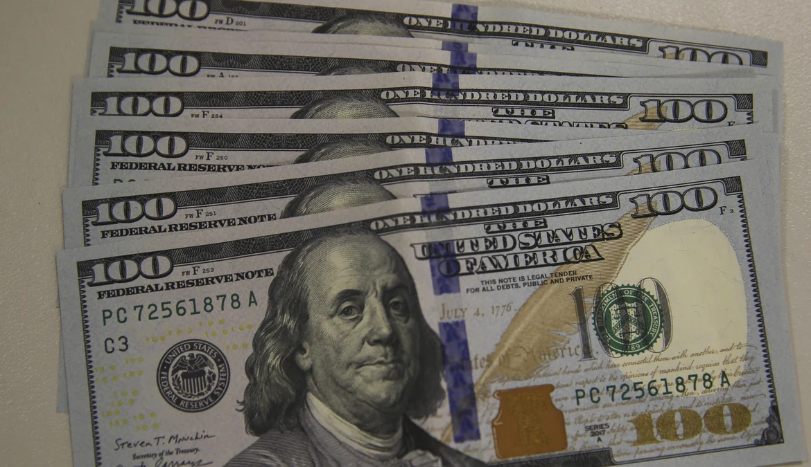 Dólar sobe para R$ 5,01 após fala de Lula sobre meta fiscal 1 O mercado financeiro teve um dia de reversão de expectativas nesta sexta-feira (27)