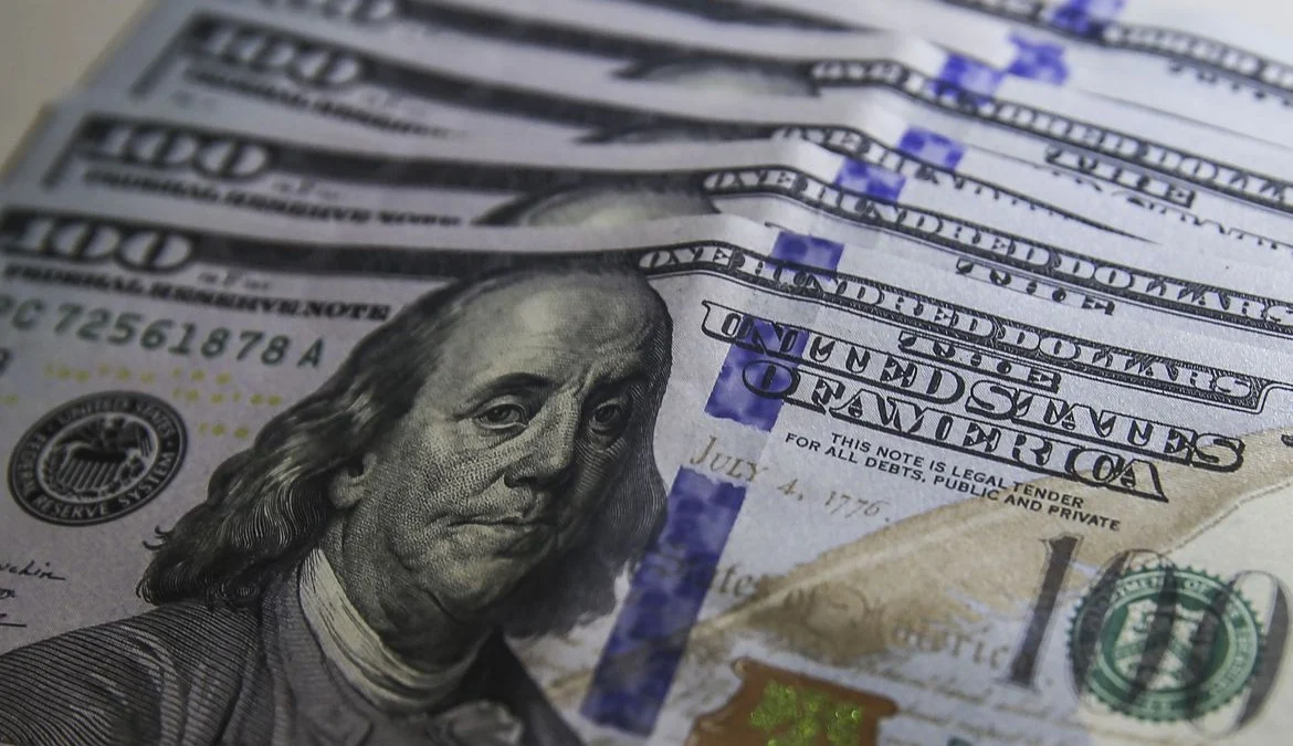 Dólar sobe para R$ 5,15 e fecha no maior valor desde março 1 O dólar superou a barreira de R$ 5,15 e fechou no maior valor desde março