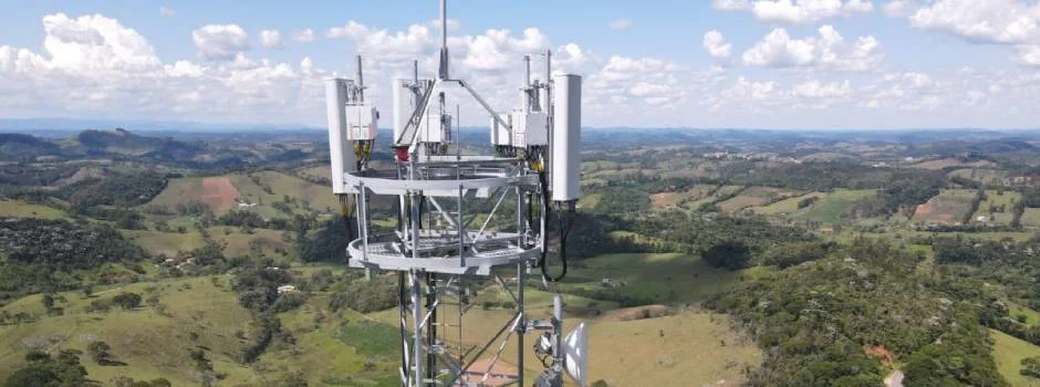 Alô, Minas! leva cobertura de telefonia móvel e internet a 20 novas localidades mineiras e completa 70 antenas instaladas 1 O programa Alô, Minas!, coordenado pela Secretaria de Estado de Planejamento e Gestão (Seplag-MG), ativou antenas de telefonia e de sinal