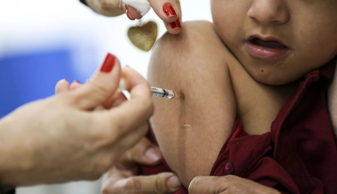 Campanha de multivacinação para menores de 15 anos chega a 7 estados 1 Dia D de mobilização da Campanha Nacional de Vacinação contra a Poliomielite e Sarampo