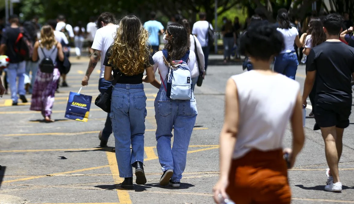 Entenda como o novo ensino médio vai impactar o Enem 1 Candidatos comparecem a local de prova para a primeira etapa do Exame Nacional do Ensino Médio (Enem) 2022