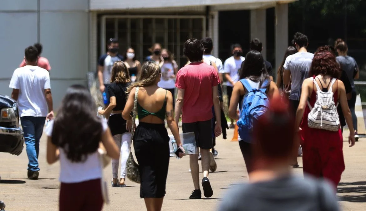 Cartão de confirmação do Enem será disponibilizado terça-feira 1 Estudantes de todo Brasil, fazem o segundo dia de prova do Enem (Exame Nacional do Ensino Médio