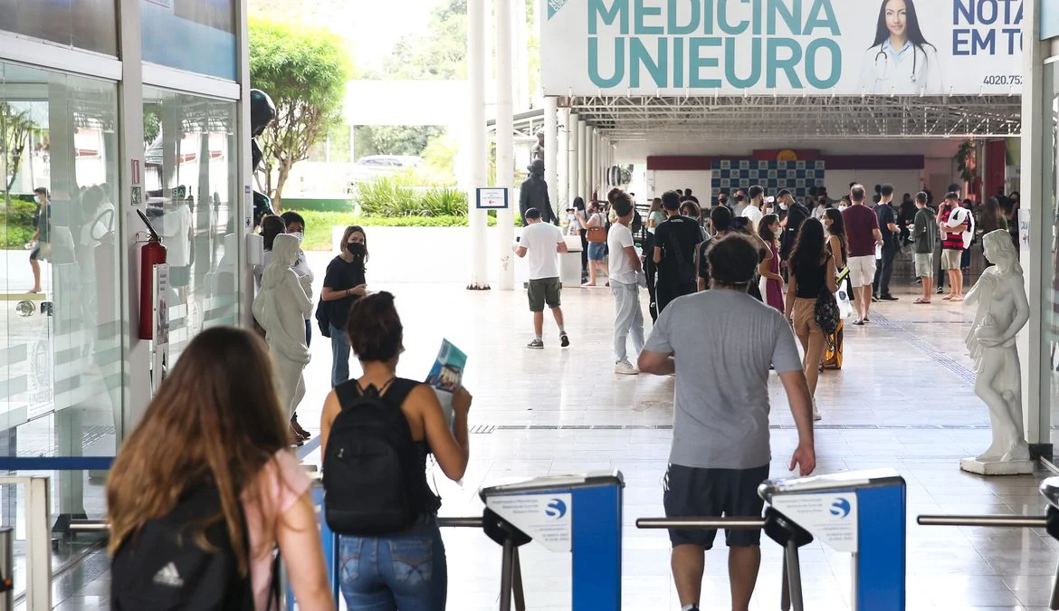 Saiba como as notas Enem podem ser usadas no Brasil e no exterior 1 Participantes do Exame Nacional do Ensino Médio (Enem) 2021 fazem, neste domingo (28), segundo dia de avaliação, provas de matemática e