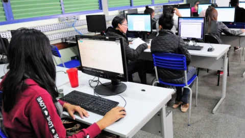 Mais de 80% dos alunos de licenciatura estão em cursos a distância 2 Mais de 80% dos alunos de licenciatura estão em cursos a distância