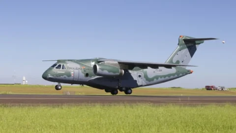 Avião que trará brasileiros de Gaza decola para o Egito 