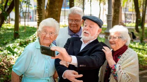 Profissionais da ESF Jardim do Trevo e do e-Multi homenageiam idosos pelo seu dia