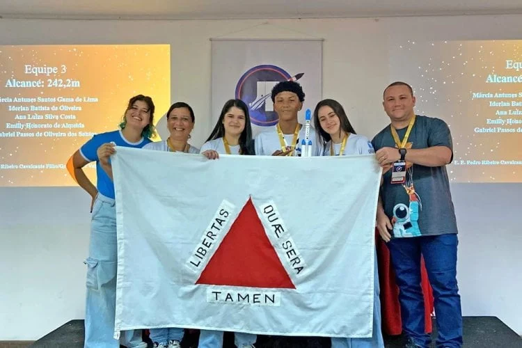 Destaques dos jornais integrantes da Rede Sindijori MG 1 Estudantes valadarenses conquistam ouro na Mostra Brasileira de Foguetes em Barra do Piraí (