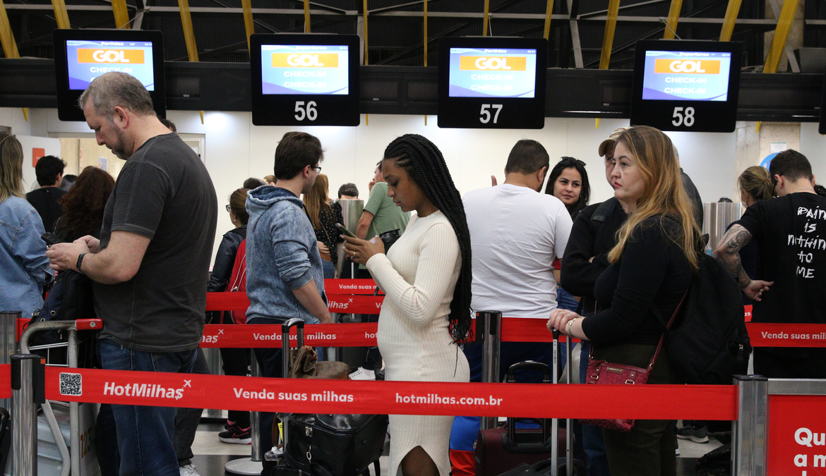 Sete voos foram cancelados até as 10h da manhã desta segunda-feira (30), informou a concessionária Aena, que administra o Aeroporto
